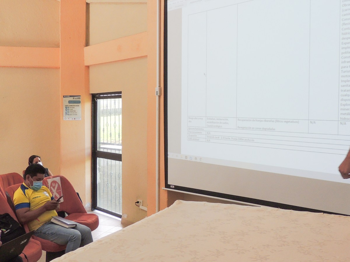 Socialización y validación de la propuesta del Plan De Uso Y Gestión Del Suelo (PUGS), del cantón El Chaco con el concejo municipal, directores departamentales de la municipalidad y miembros del consejo de&nbsp;planificación.